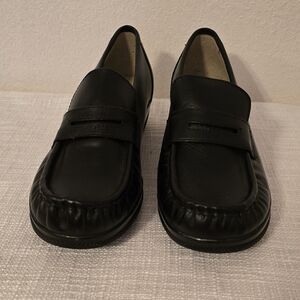 #11 Softspots Classic Black Leather Loafers